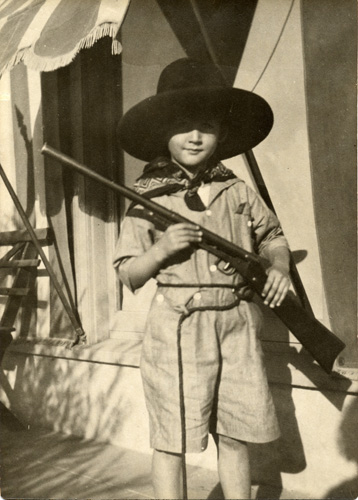  The earliest photo of Jeff Cooper with a gun. Here he is about six years old on the front porch of the house at 500 North Rossmore.